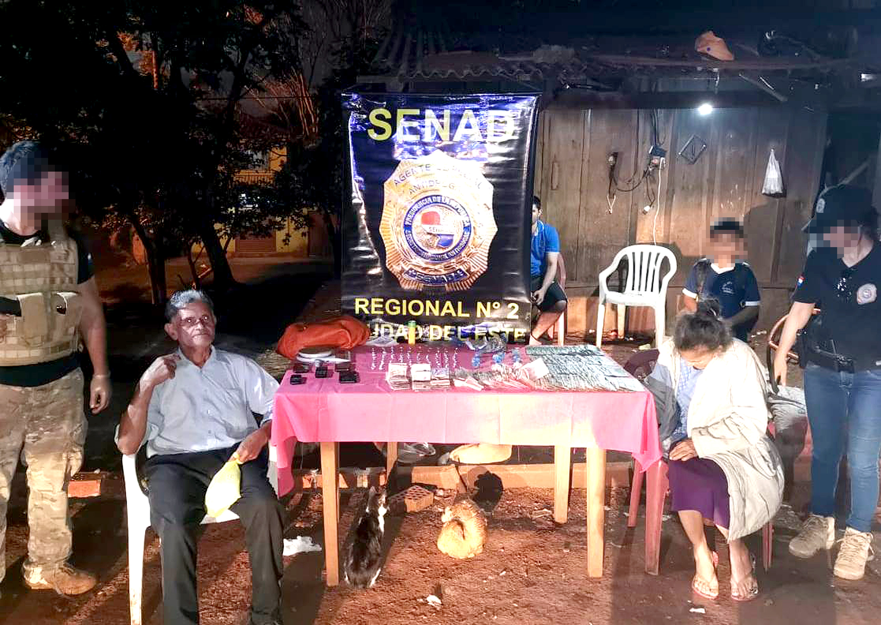 Pareja de ancianos detenidos por microtráfico durante allanamiento