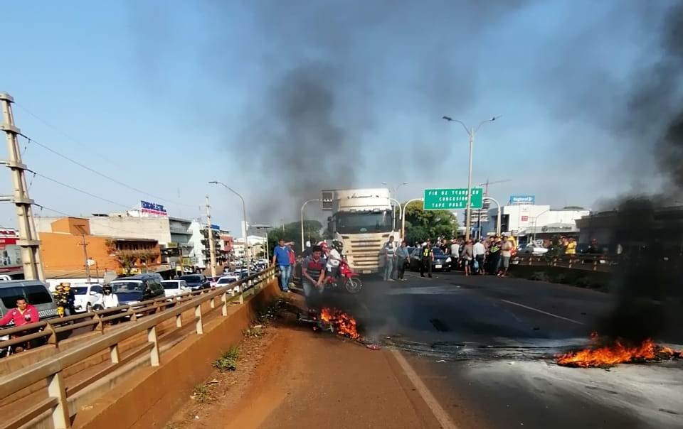 Motocicleta arde en llamas tras  accidente sobre viaducto del km 4