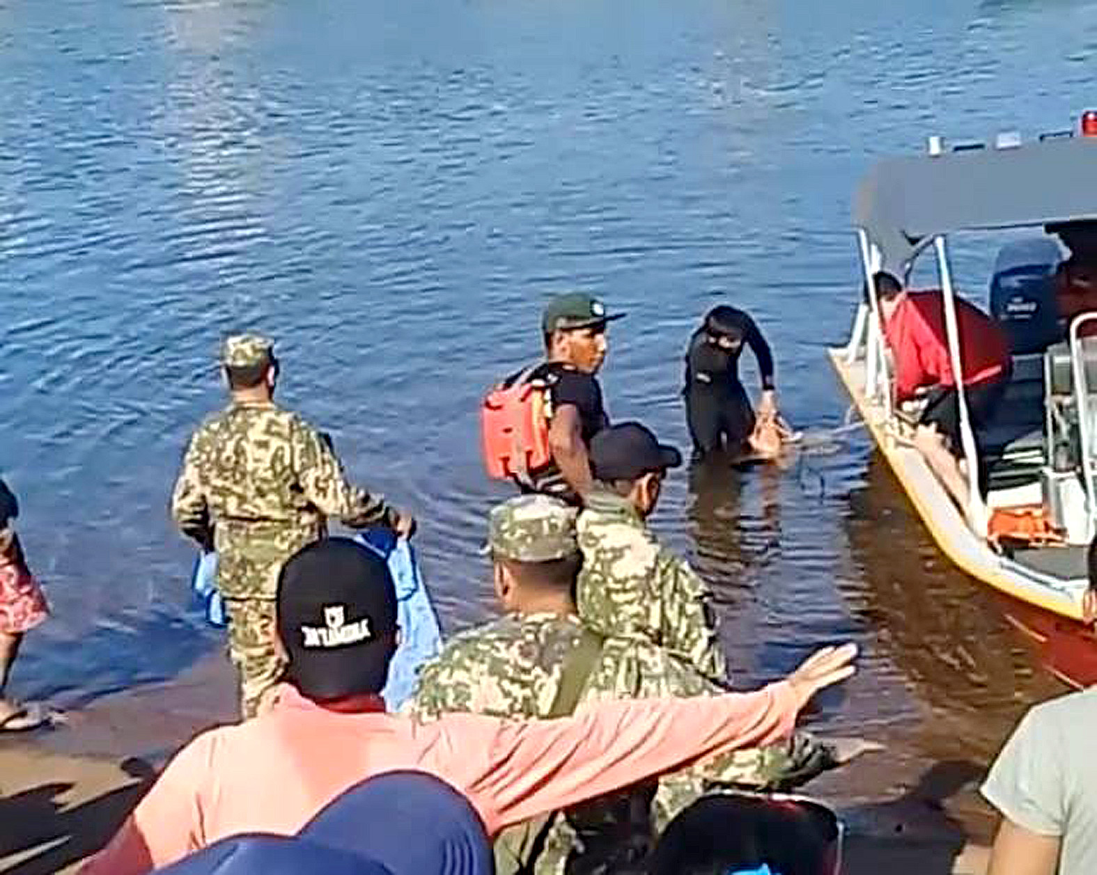 Rescatan a uno de los alumnos del colegio  Área 5 que desaparecieron en el Paraná