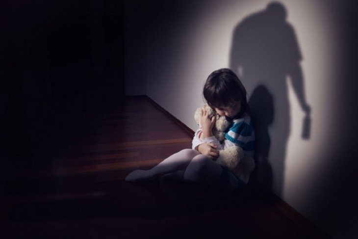 Ordenan detención de presunto autor de violencia extrema contra un niño