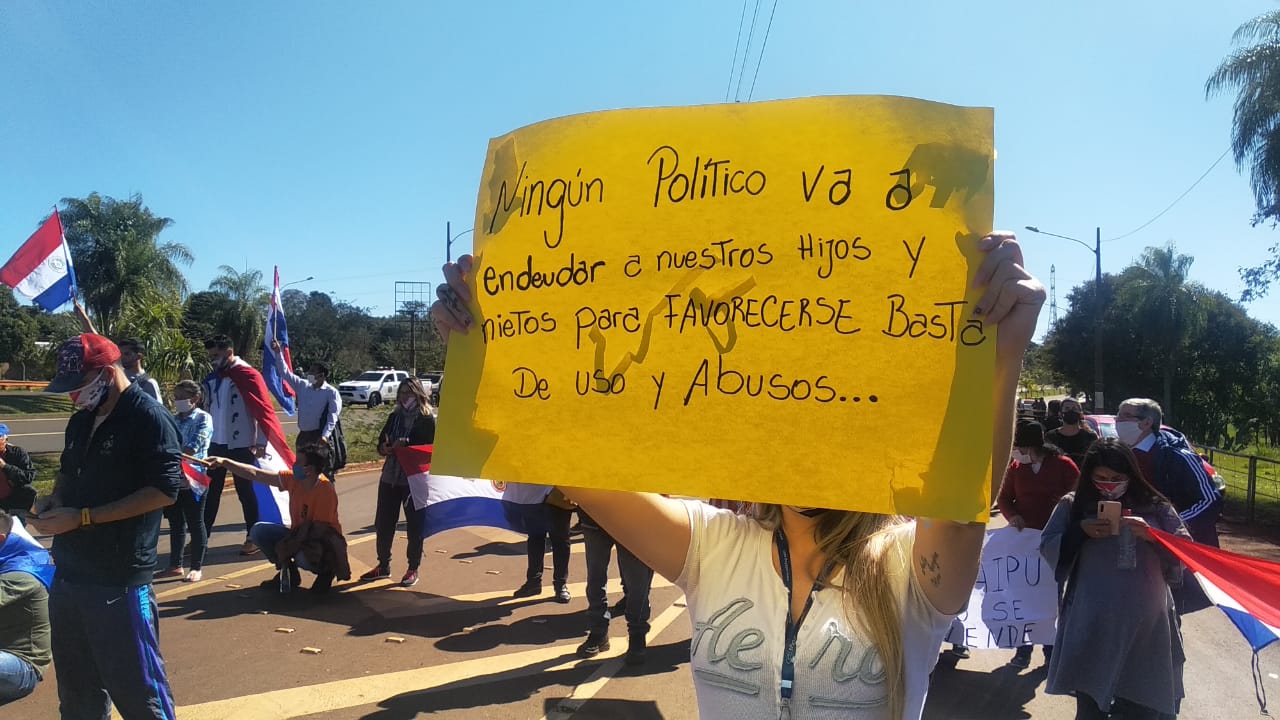 Sigue movilización ciudadana frente a la  barrera de acceso a la Itaipú Binacional