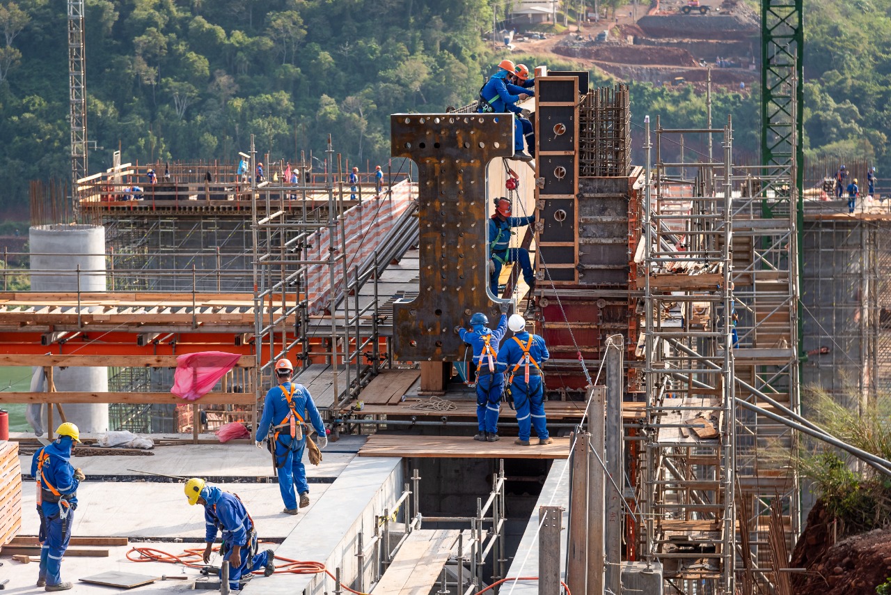 Puente de la Integración: segunda  viga ya está en la zona de obras