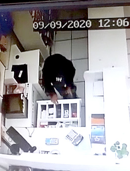 Motochorros asaltan boutique  roban dinero y prendas de vestir