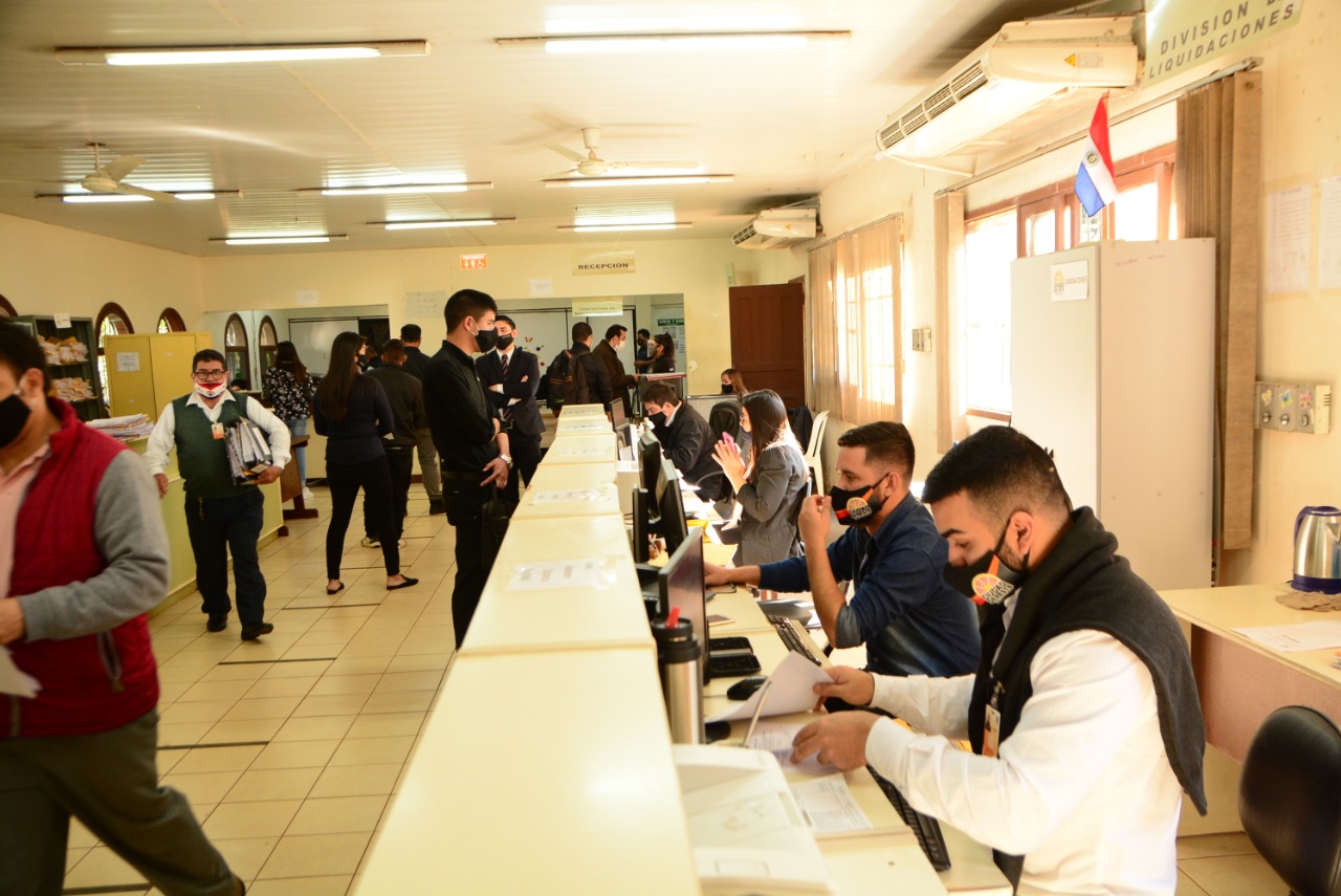 Reducción de salario del 50% de forma unilateral es ilegal, sostiene abogado
