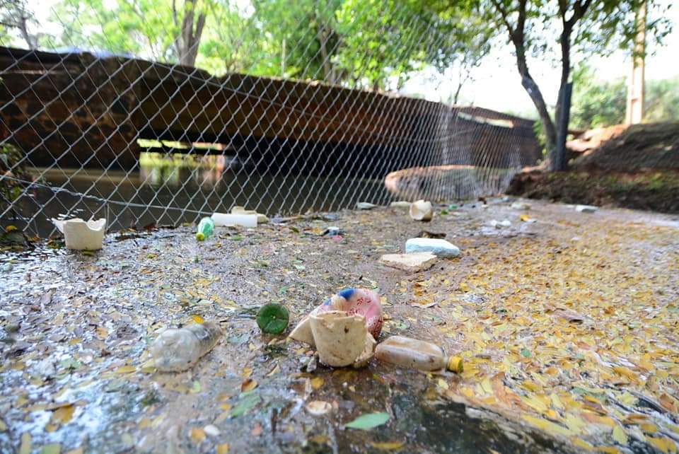 Luego de días de limpieza de  arroyo, vuelven a arrojar basura