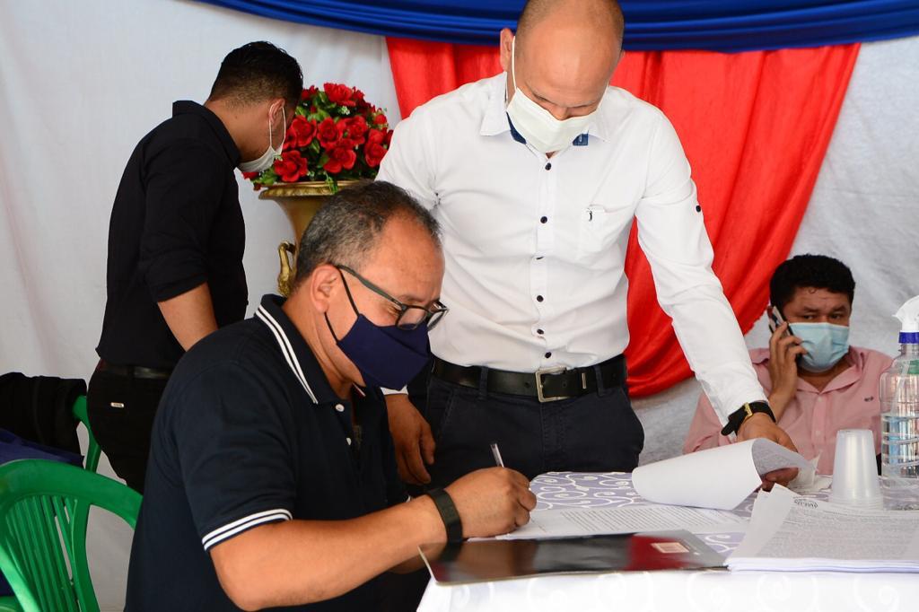 Sigue firma de contrato entre  mesiteros y comuna de CDE