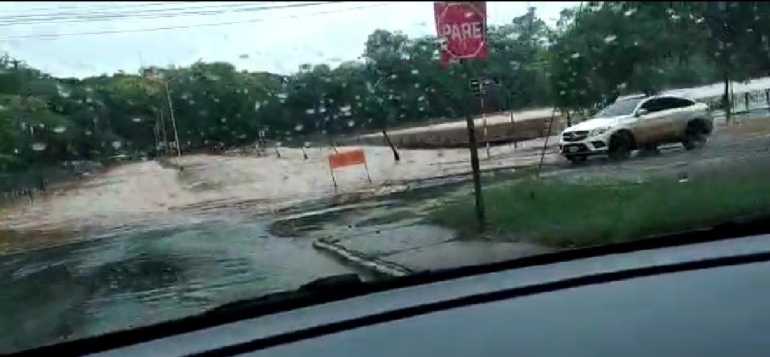 Implacable lluvia de ayer dejó inundadas casas, calles céntricas y vecinales en CDE