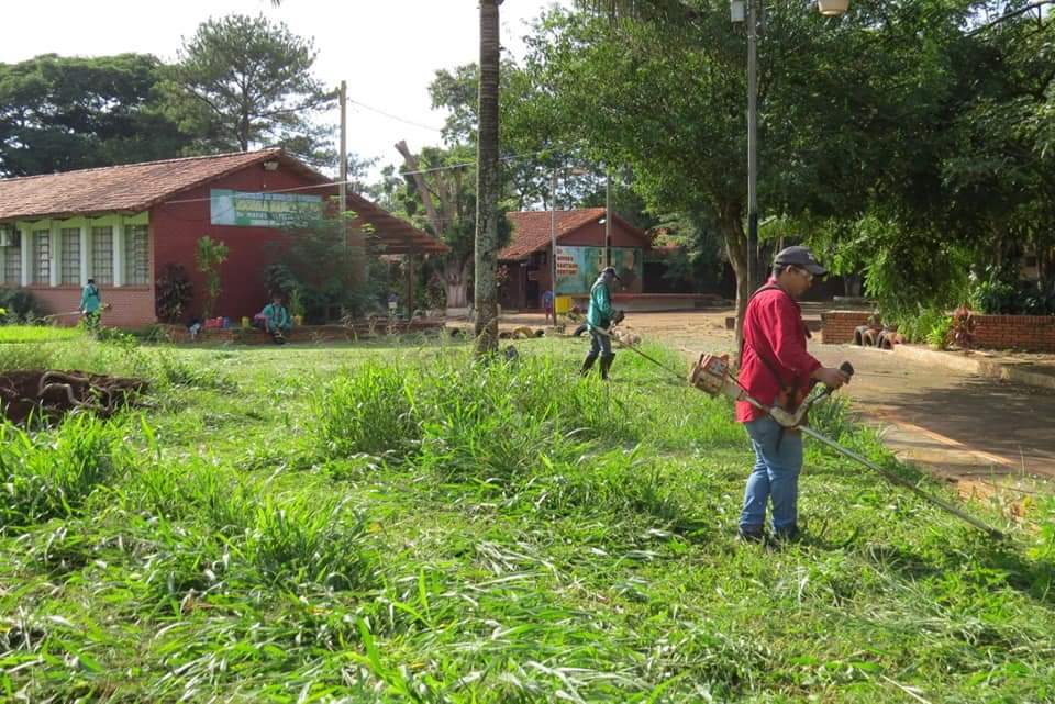Tras denuncias de abandono de escuelas, comuna franqueña realiza limpieza