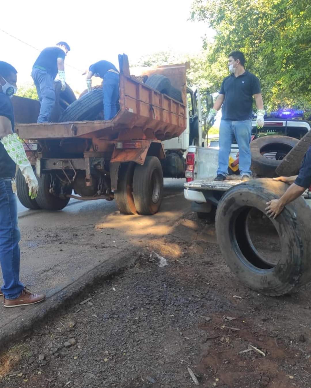 Inadaptados arrojan cubiertas  al costado de la Ruta PY02