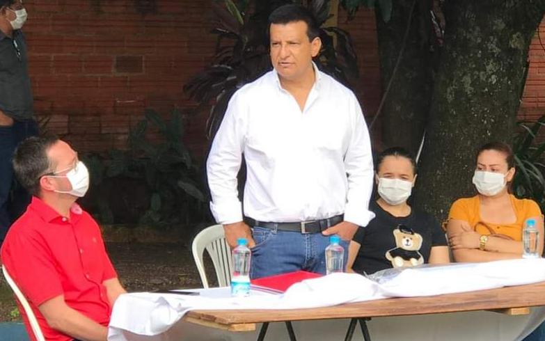 Viejos políticos y figuras jóvenes  en carpas coloradas en Minga guazú