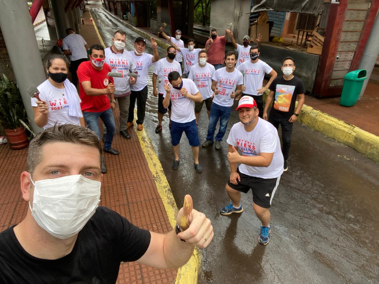 Esteban Wiens y su equipo pintan la dejada Terminal Interurbana