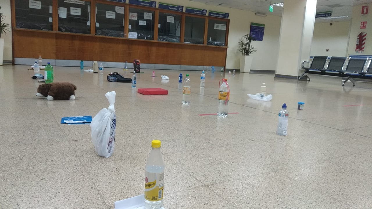 IPS: Asegurados siguen guardando sus turnos con botellas, lamentan