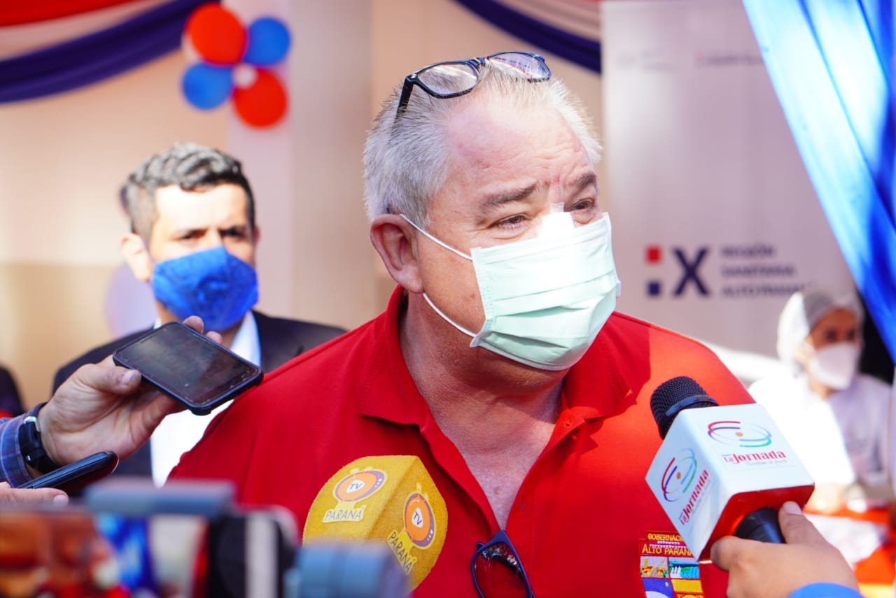 Gobernador busca desmarcarse de ocurrido con vacunas en universidad de su familia