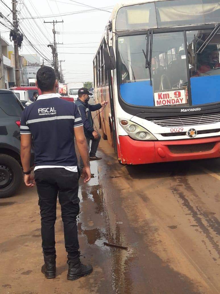 Dicen que no les compete controlar aglomeración en los colectivos