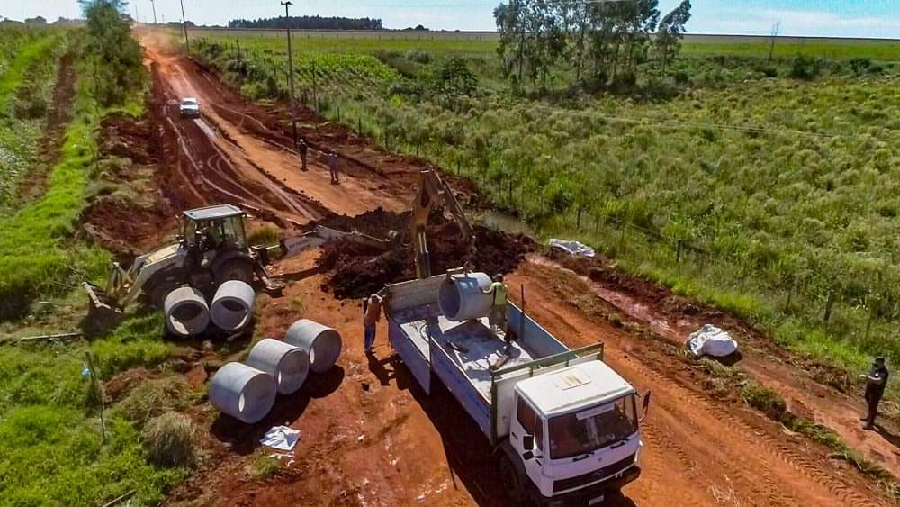 Reparación de caminos y colocación de tubos en distrito de Yguazú