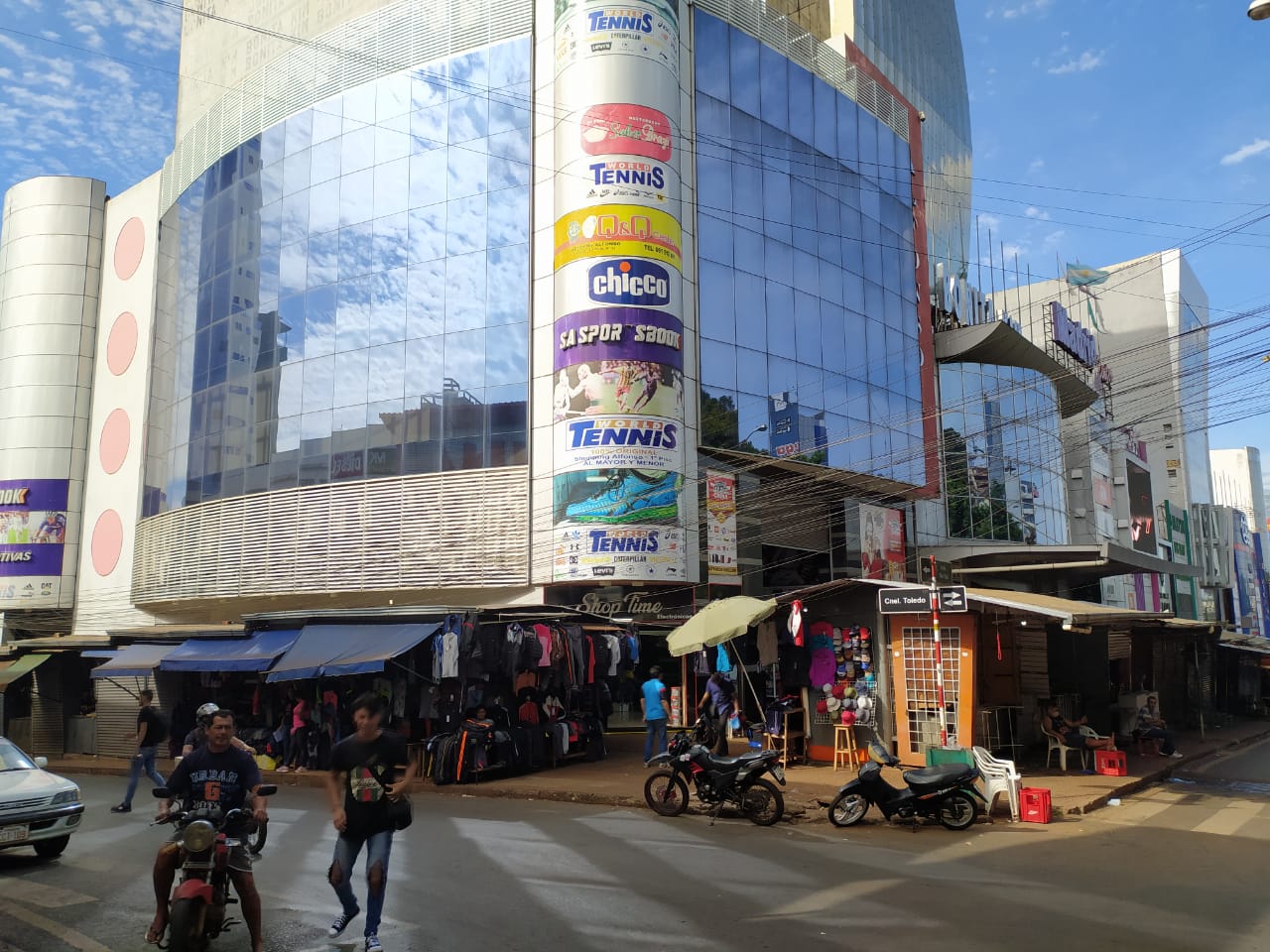 Shopping Alfonso alberga locales comerciales que se dedican a estafar a turistas brasileños