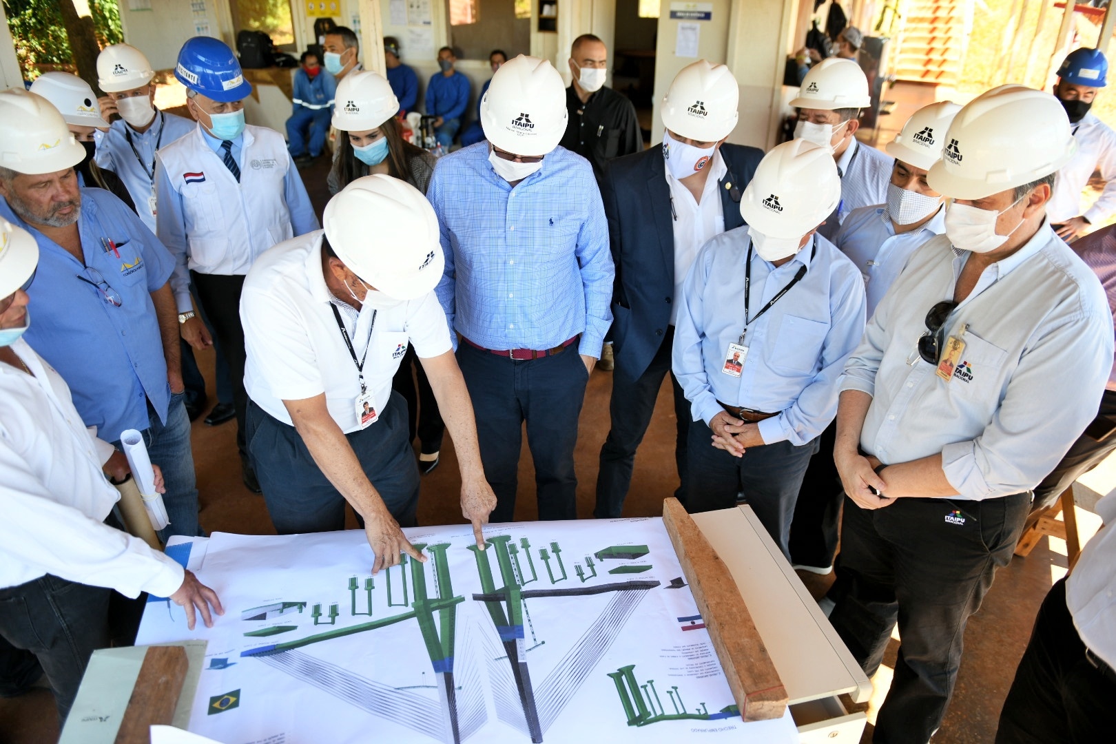 Directores de Itaipu verifican avance  de obras del Puente de la Integración
