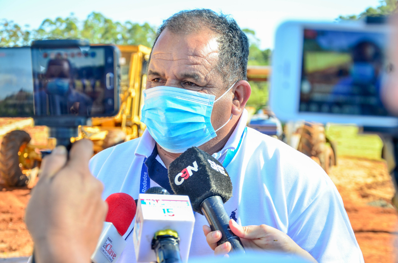 Rafael López liberó 20 mil alevines en aguas del lago Acaray