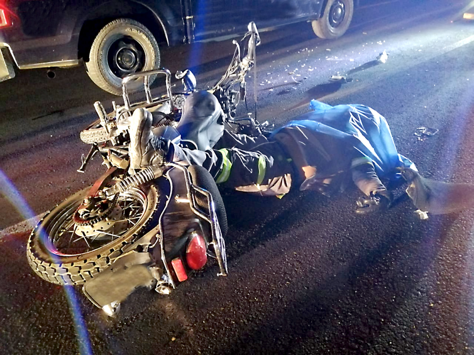Adolescente muere tras estrellarse con su moto contra un automóvil