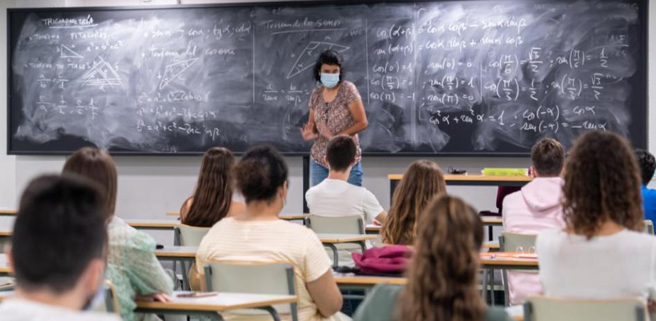 AEDE solicita agilizar vacunación anticovid a profesores para retorno a presencialidad