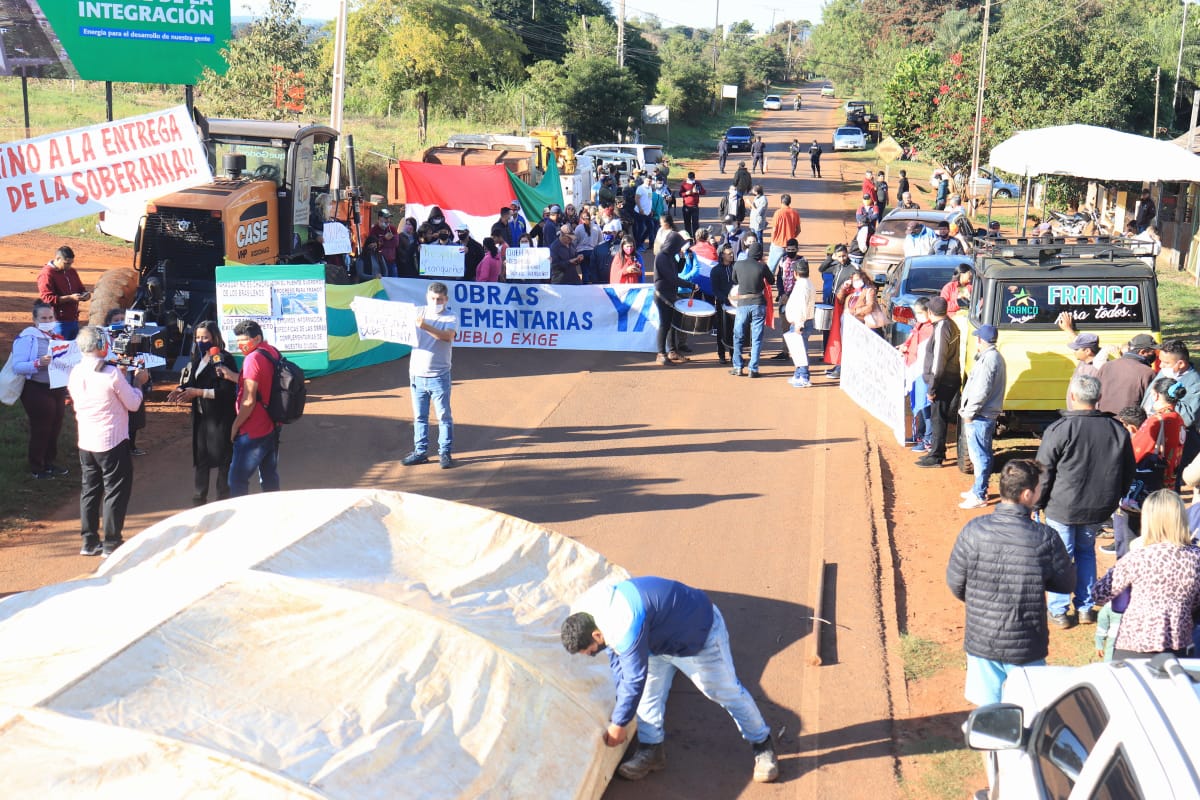 Franqueños protestan para exigir inicio de obras complementarias del Puente de la Integración