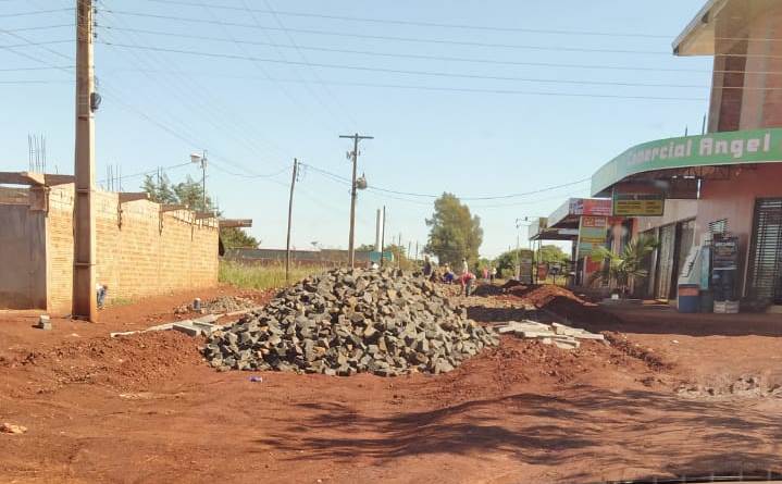 Vecinos del km 8 Monday denuncian supuesto “desvío” de empedrado
