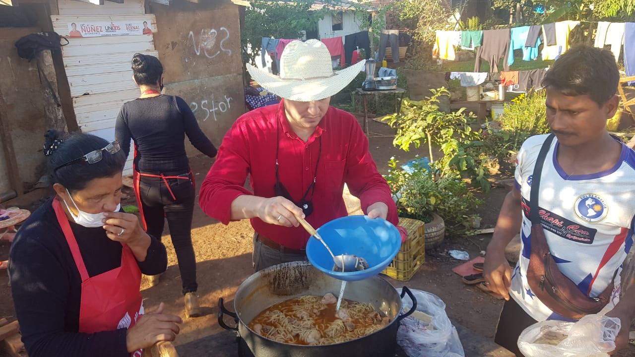 Elías Bernal realiza olla popular en asentamiento del km 11 de CDE