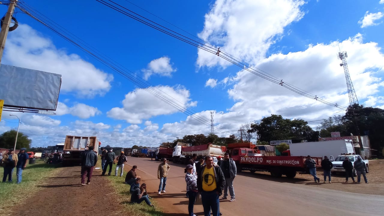 Camioneros se manifiestan con cierre intermitente de ruta en Alto Paraná