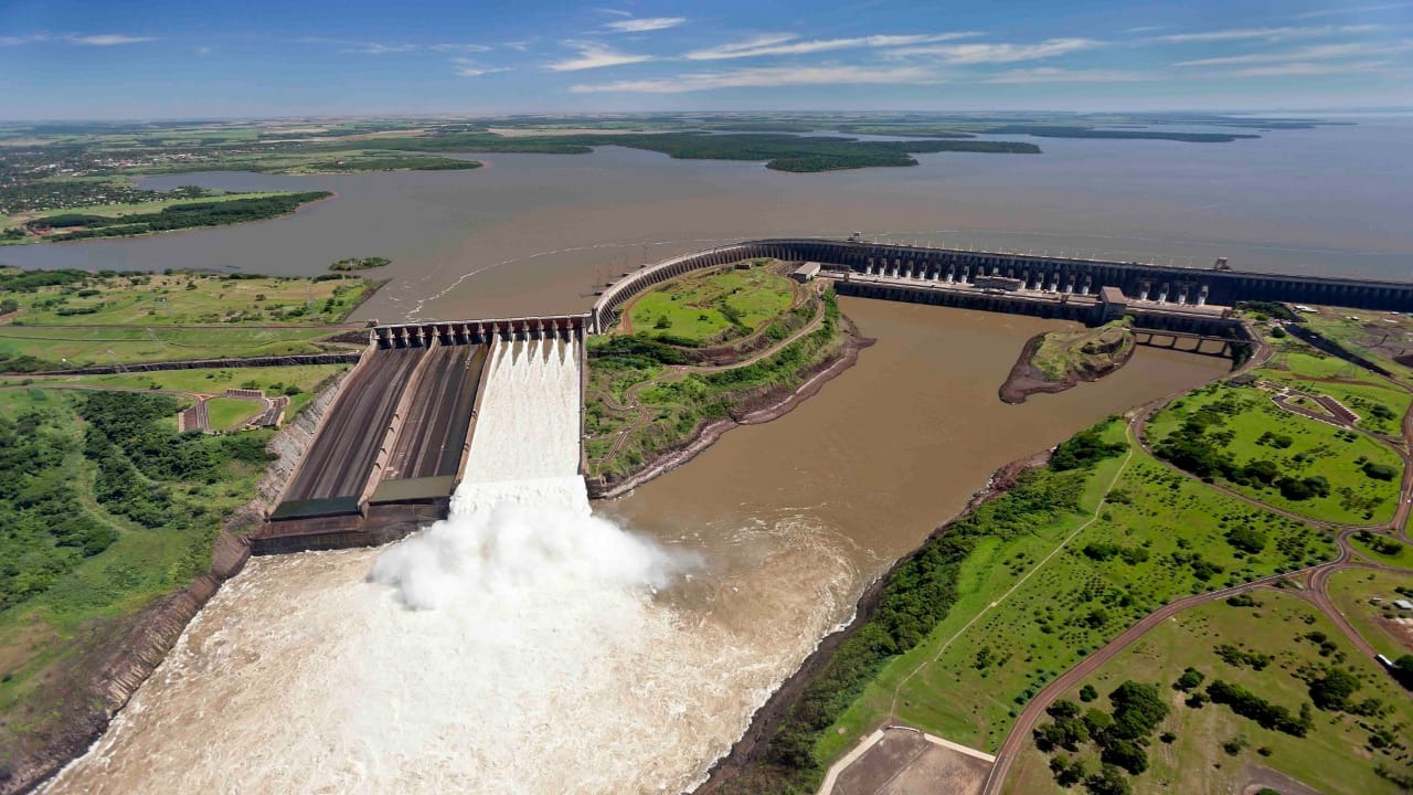 Director brasileño de la Itaipú anuncia baja en la tarifa de la luz para el 2022