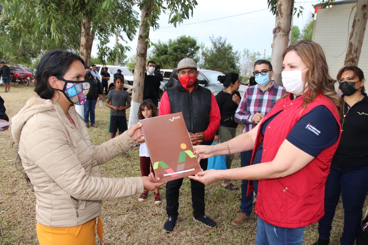 Pobladores de la colonia 8 de Diciembre de Itakyry reciben títulos de sus tierras