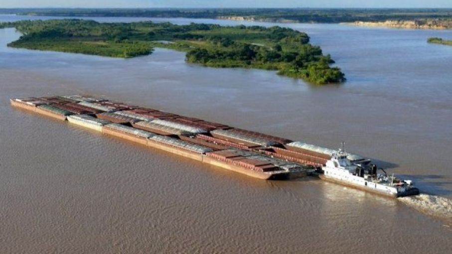 Bajante del río Paraná: barcazas con toneladas de soja están varadas desde casi dos meses