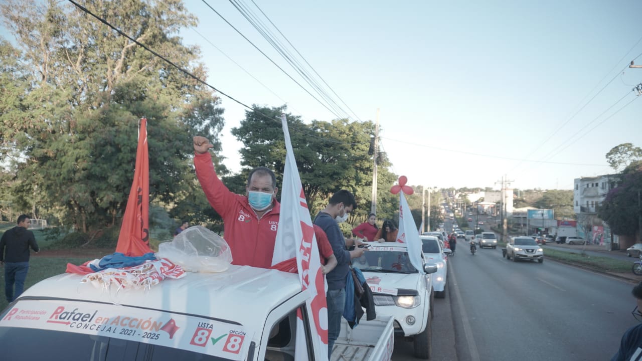 Multitudinaria caravana de la victoria de Rafael López
