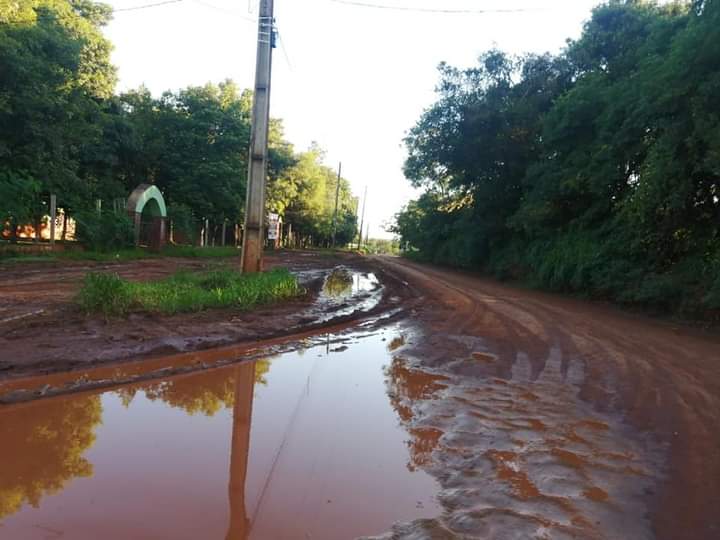 Lluvias dejan intransitables calle del km 9 Acaray y urgen a Itaipu su pavimentación