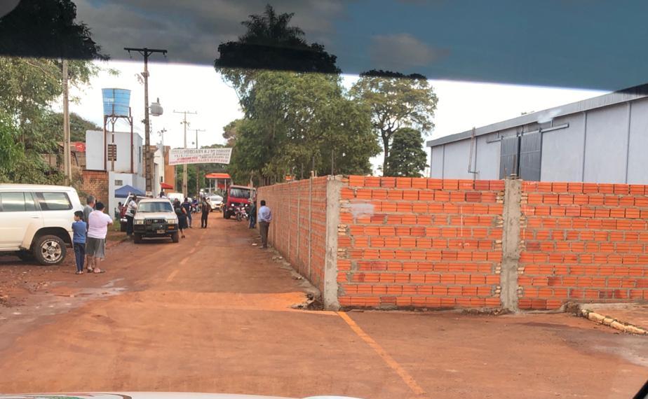 Levantan muralla en medio de la calle con permiso de la Municipalidad de Minga Guazú