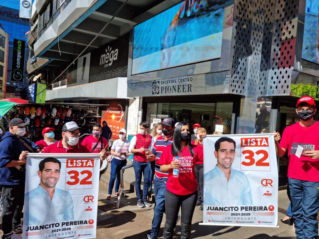 Juancito Pereira recorre el microcentro con gran receptividad de los trabajadores de CDE