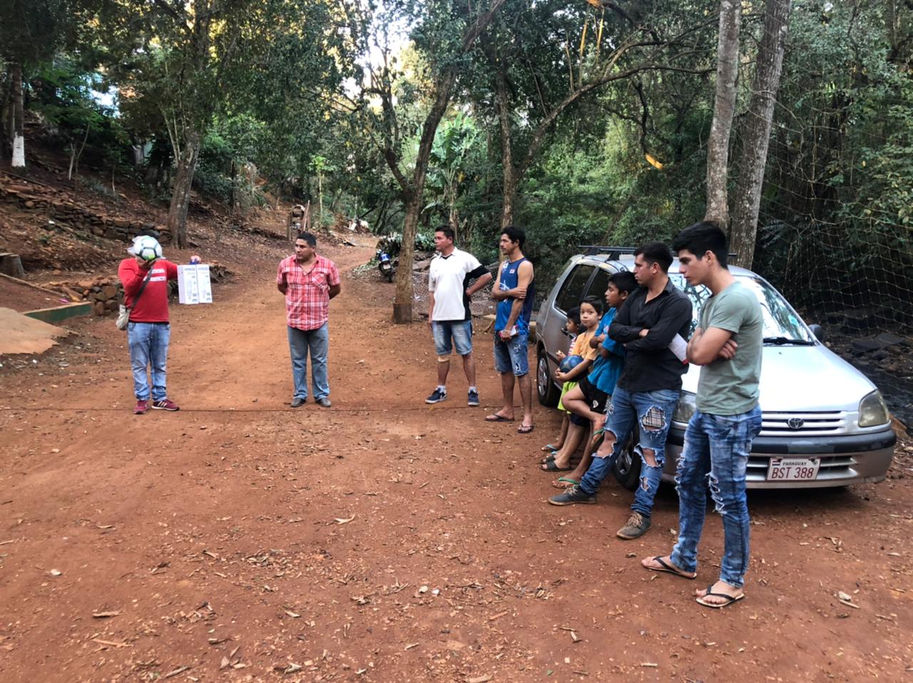 Mario Larroza presenta proyectos para la Junta en barrio Boquerón 2