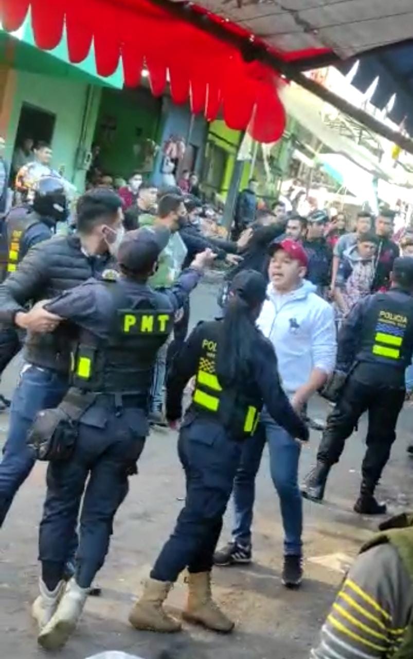 Batalla campal en el mercado de abasto de CDE tras intento de despeje de calles