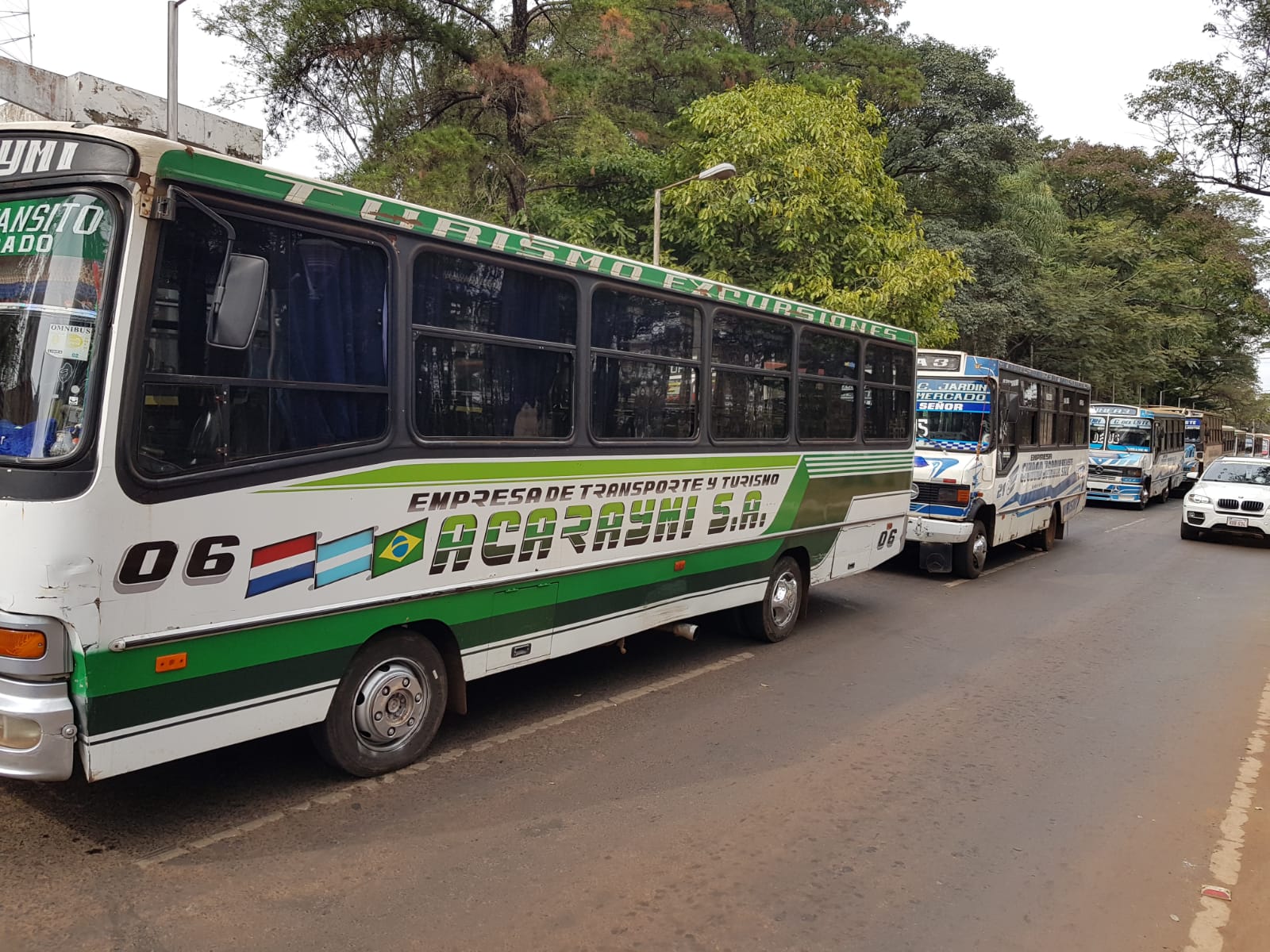 Exigen suba de G. 1.500 el pasaje y hoy van a paro total, mientras ciudadanía sufre por falta del servicio