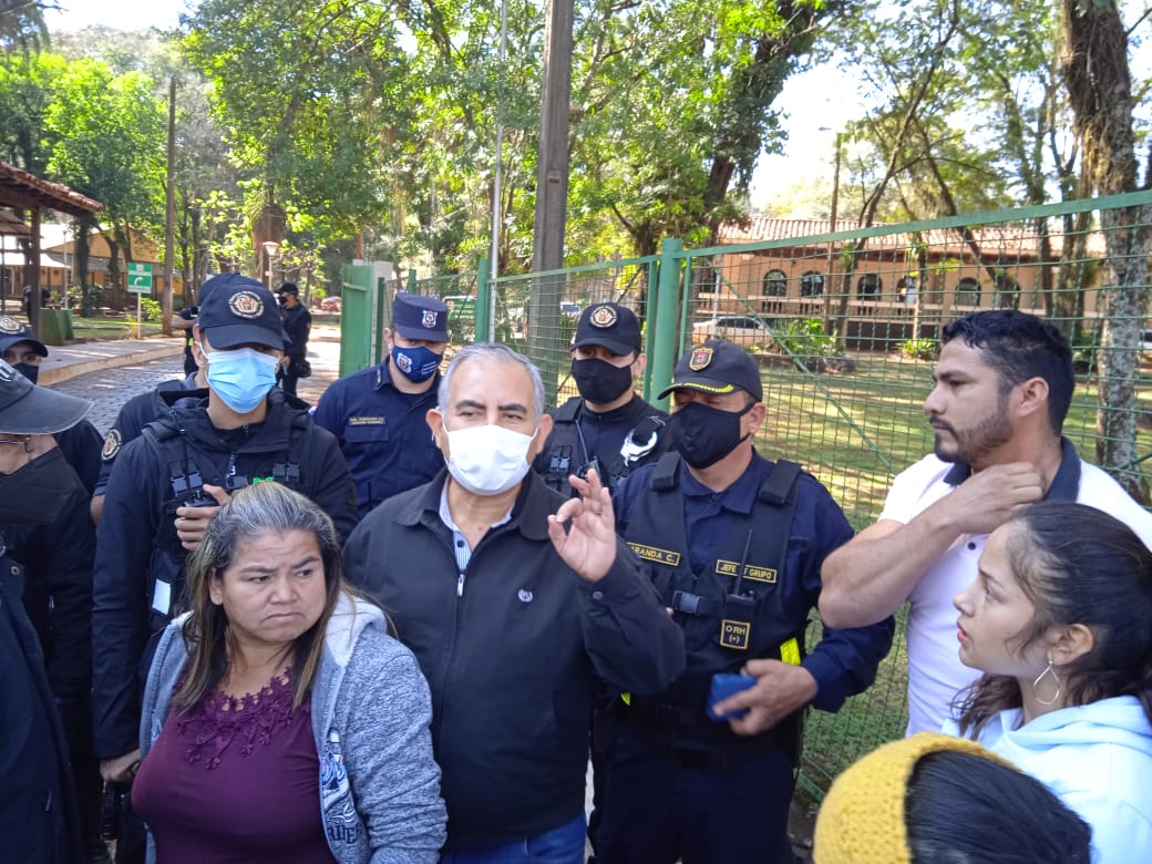 Con airada manifestación frente a la Comuna de CDE, exigen fin de desalojos en la finca 66