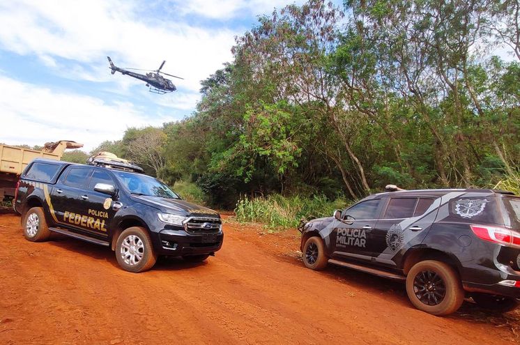 Destruyen puertos clandestinos instalados a orillas del lago Itaipu, en territorio brasilero