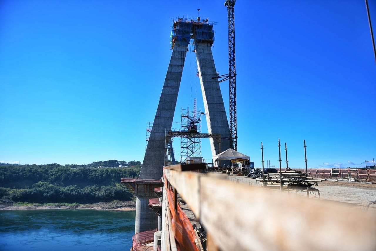 Puente de la Integración: concluyó edificación de primera losa de transición de torre principal