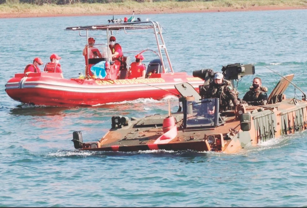 Ejército brasilero lleva a cabo ejercicios en el lago Itaipu