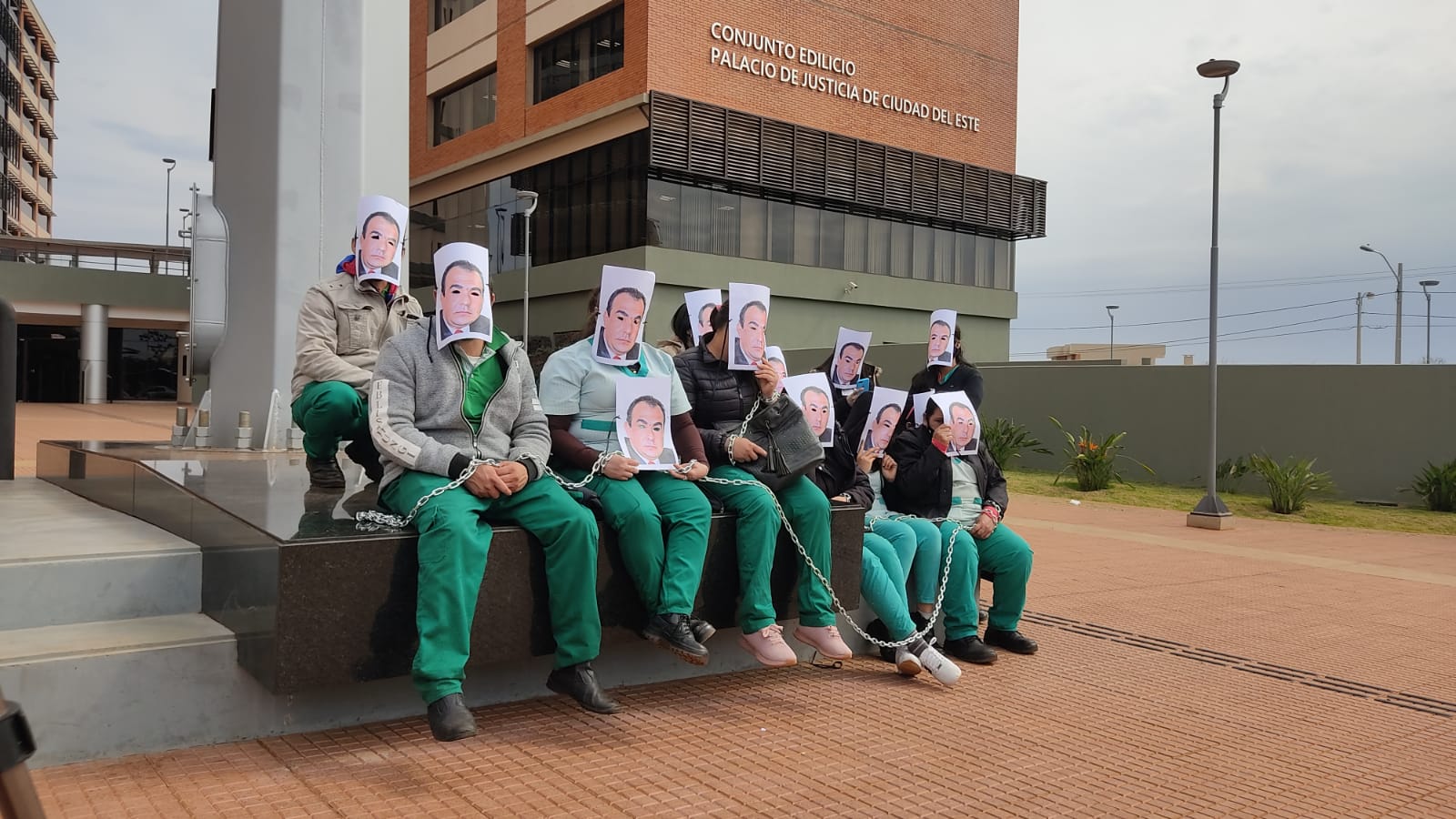 Encargados de la limpieza del Palacio de Justicia se encadenan para cobrar sueldos