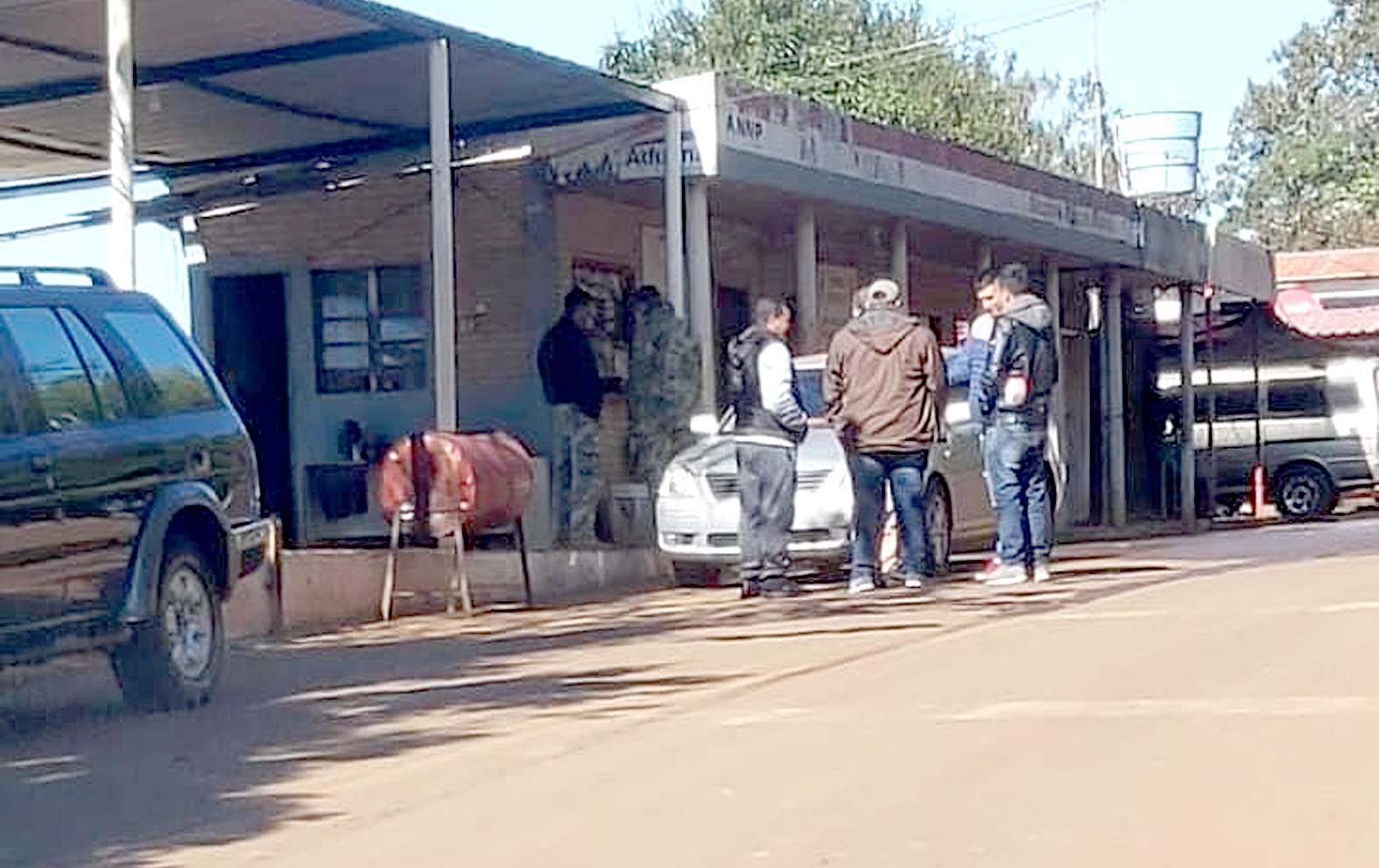 Se filtran imágenes de encuentro semanal de contrabandistas y marinos para la “coimeada”