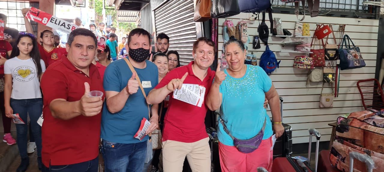 Elías Bernal recorre el microcentro con gran respaldo ciudadano