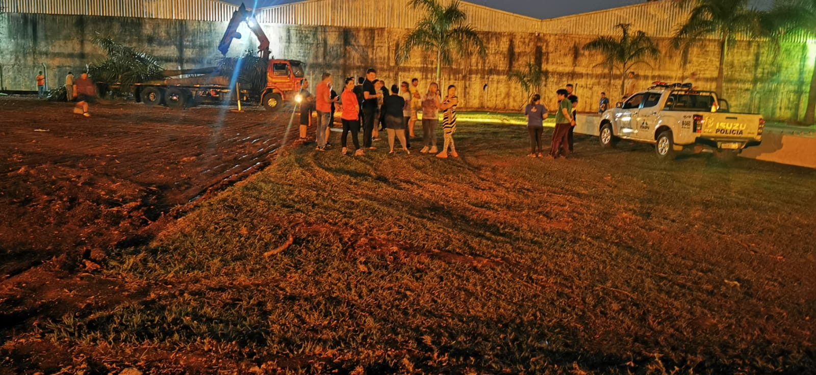 Vecinos del km 8,5 Acaray buscan impedir que empresa construya tinglado en  plaza