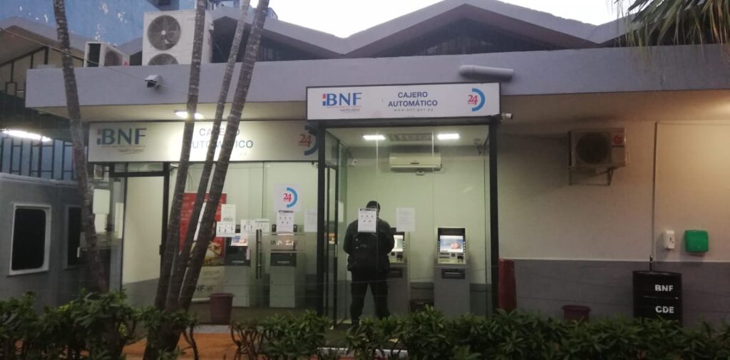 Abuelitos denuncian que cajeros de BNF se apropian de parte de su subsidio