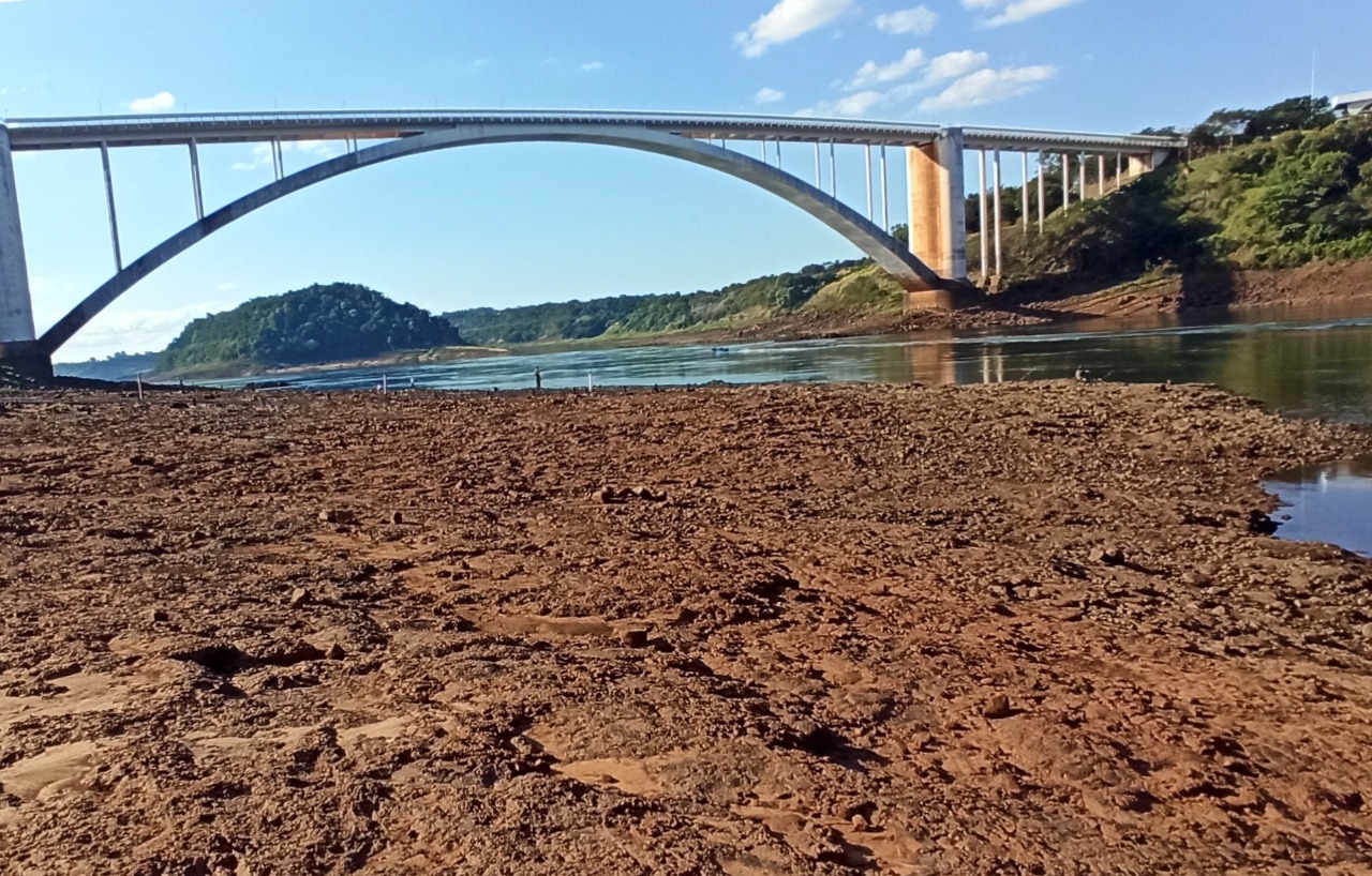 El río Paraná se encuentra unos 10 metros de su caudal normal