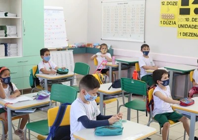 Tras masiva vacunación, en Foz vuelven a clases 100% presencial