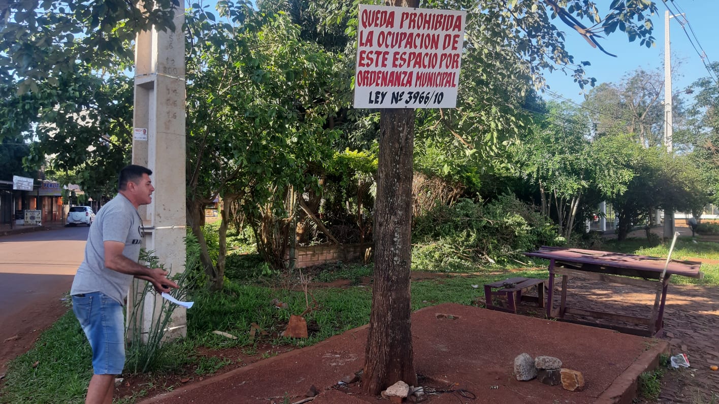Se adueña de vereda y manda echar a vendedor de frutas, denuncian